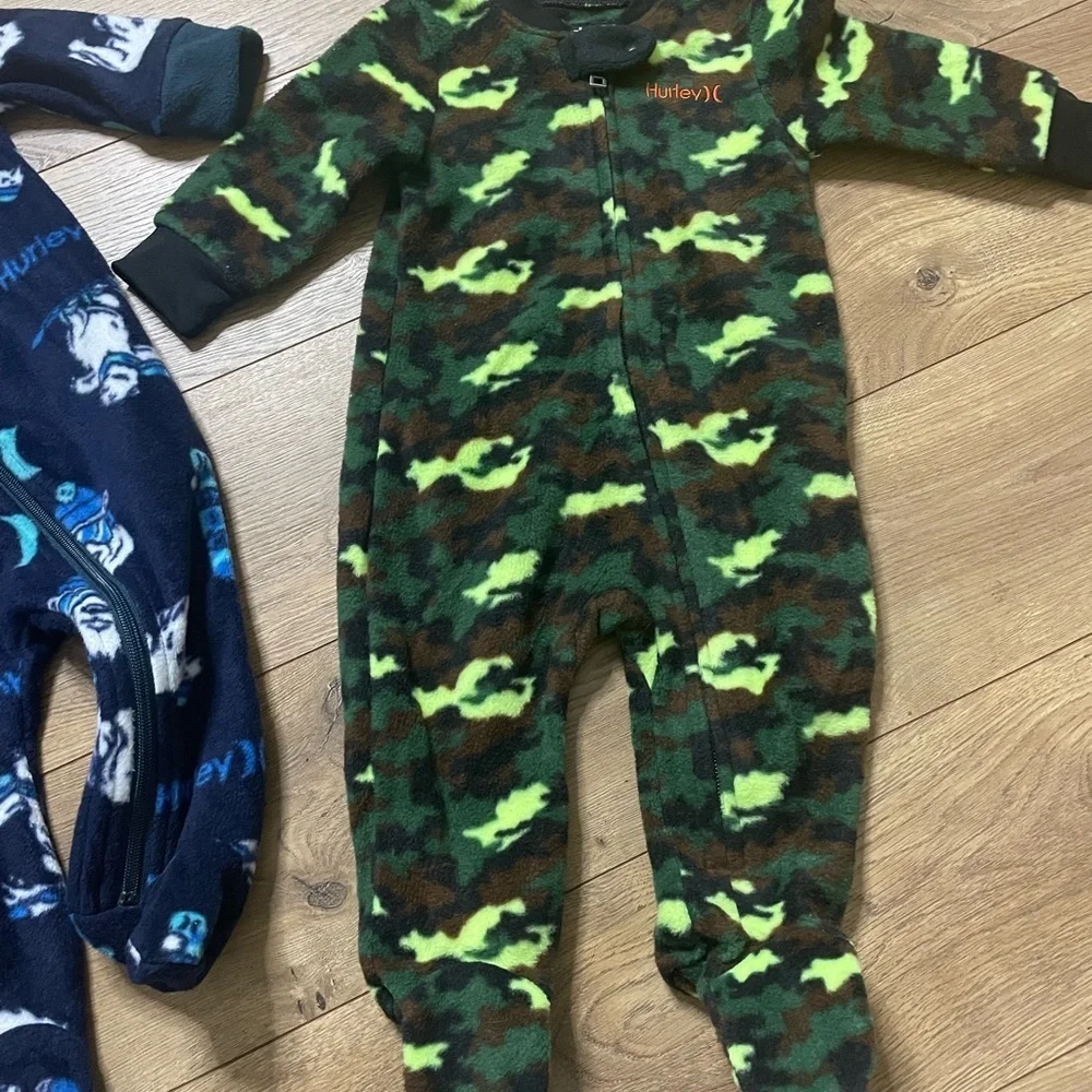 Bandle 4 Footed sleeper 2 Carter’s Pajamas 6-9months
2 Footed sleeper 6M Hurley - Picture 8 of 13